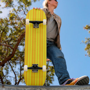 Skate Padrão de Design de Listras Elegantes Amarelas