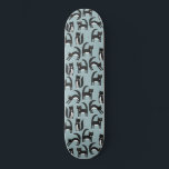 Skate Padrão de Diversão de Gato de Tuxedo Preto e Branc<br><div class="desc">Um padrão fofo de gatos-quitão preto e branco,  em um fundo azul para amantes de animais e animais de estimação em todos os lugares.</div>