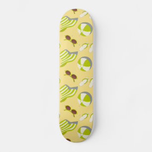Skate Padrão de férias em praia com óculos de sol e chap