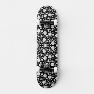 Skate Padrão de flores giratórias pretas e brancas fofas