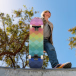 Skate Padrão de Formas de Arco-Íris Vibrantes Retroestét<br><div class="desc">Ande com cor e confiança neste andar de skate de gradiente de diamante arco-íris. Apresentando uma mistura suave de matizes de cor-de-rosa suave e pêssego a verdes vibrantes, azuis e púrpuras, o padrão de diamante em camadas adiciona uma torção geométrica ousada. Ideal para skatistas que amam artes expressivas, artísticas ou...</div>