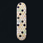 Skate Padrão de Hexágono de Abstrato de Honeycomb Selvag<br><div class="desc">Um skate de mel único do tipo abstrato hexágono selvagem para raparigas. Seja a abelha rainha do internato com um estilo único.</div>
