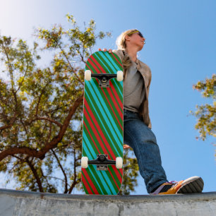 Skate Padrão de Listras Verdes Vermelhas e Azuis  