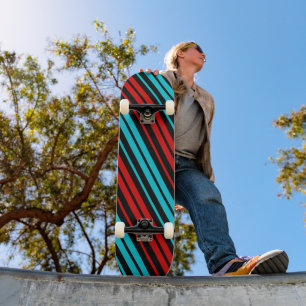 Skate Padrão de Listras Vermelhas Azuis Pretas  