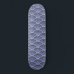 Skate Padrão de Ondas Seigaiha Japonês<br><div class="desc">O skate de padrão Seigaiha Onda Japonês. Seigaiha significa literalmente "mar azul e ondas". Foi usado para ilustrar mares e oceanos em mapas. A água e as ondas também simbolizam poder e resistência, elementos-chave da cultura japonesa. Escolha o tipo de baralho no menu de opções.</div>