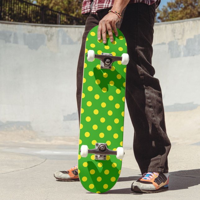 Skate Padrão de Pontos Amarelos Sobre Verde  (Criador carregado)