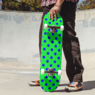 Skate Padrão de Pontos Polka Azuis Sobre Verde