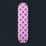 Skate Padrão do crânio preto-branco em fundo rosa<br><div class="desc">Crânios negros super bonitos formam um padrão em um fundo rosa.</div>