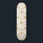 Skate Padrão geométrico de deco de arte branca e dourada<br><div class="desc">Um padrão branco e ouro ligeiramente retrô,  mas moderno.</div>