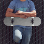 Skate Padrão Geométrico de Gradiente da cinza<br><div class="desc">skate Geométrico de Malha Gradiente de cinzas. Malha geométrica Elegante e legal do Triângulo com gradiente de cinza branco preto. O Padrão Geométrico de Malha de Gradiente de cinzas lhe dá presentes únicos.</div>