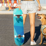 Skate Padrão Geométrico Moderno do Sombreamento da Turqu<br><div class="desc">Painel Geométrico do Shade Turquesa Azul Moderno. Europeia: Se precisar de ajuda,  por favor,  sinta-se sempre à vontade para me contactar através do "VENDEDOR DE CONTATO" e estou feliz em ajudá-lo! igo:</div>