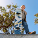 Skate Padrão Geométrico Moderno Nome Personalizado Azul<br><div class="desc">Padrão Geométrico moderno O Blue Dourado Custom Name Apresenta o seu nome personalizado na tipografia azul moderna num fundo geométrico azul, dourado e branco em laranja e azul. Personalize editando o texto na caixa de texto fornecida. Dê um presente personalizado, skate personalizado ao seu skate favorito para o Natal, aniversário...</div>