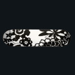 Skate Padrão Gráfico do Jardim Floral Negro e Branco<br><div class="desc">Um padrão gráfico que mostra uma cena de jardim floral preto e branco,  criado por Chariklia Zarris. Mesmo com apenas duas cores,  a pintura é quase esmagadora em sua beleza. Dê a si mesmo o dom de uma bela exibição floral comprando este impressão hoje!</div>