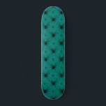 Skate Padrão Inicial do Monograma Personalizado de Aranh<br><div class="desc">Este skate elegante com um padrão de aranha teal e um monograma personalizado daria um presente maravilhoso para alguém que ama coisas góticas! Adicione facilmente a inicial desejada clicando na opção "personalizar este modelo".</div>