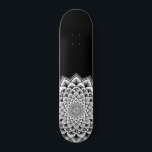 Skate Padrão Preto E Branco De Mandala<br><div class="desc">Um branco vibrante no skate de mandala preto com um padrão simétrico espantoso. Símbolo único e negrito do universo.</div>