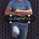 Skate Padrinho de casamento na moda Black Retro Typograf<br><div class="desc">Na moda Black White Retro Vintage Tipografia Padrinhos de casamento de fotografia personalizados skateboard</div>