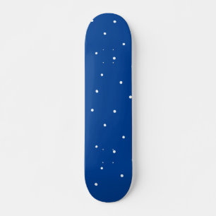 Skate Painéis brancos de fundo azul