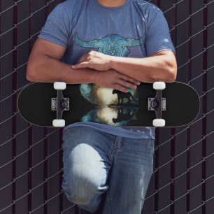 Skate Pantera Negra Refletida na Piscina de Água na Selv