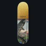 Skate Peixe de Arte Asiático Personalizado Dourado<br><div class="desc">Um impressão de peixe-arte asiático e um skate de fundo dourado.</div>