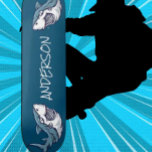 skate Personalizado 2 Tubarões Azuis<br><div class="desc">skate Personalizado 2 Blue Sharks Skating é sobre diversão, e há algo para todos na nossa área de skate. Um skate fabuloso garantiu que levanta um sorriso! . . Divirta-se com a sua mensagem pessoal andando pelas ruas e pelo skate park, ou cruzando.</div>