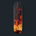 skate personalizado com Design de chamas<br><div class="desc">Dê ao porteiro em sua vida um presente especial com este skate personalizado com um design de chamas ultra legal. O design permite inserir qualquer nome que você quiser.</div>