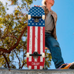 Skate Personalizado Patriótico Personalizado do Bandeira<br><div class="desc">Mostre seu orgulho americano ou dê um presente especial com este skate americano Flag em um angustiado design vestido. Este design de skate dos estados unidos da bandeira américa com estrelas e listras em branco e azul vermelho é perfeito para o quarto de festas de julho, festas do Dia Memorial,...</div>