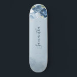 Skate Personalizar Script Floral Azul Dusty de Cor da Ág<br><div class="desc">skate Dusty Blue Floral Greenery que você pode personalizar clicando no botão "Personalizar". Apresentando uma folhagem elegante e elegante de eucalipto verde,  flores azuis e brancas poeirentas,  com roteiro e layout moderno.</div>