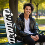 Skate Piano Personalizado Chaves Musicais<br><div class="desc">Aumente seu estilo e adicione um florescimento musical aos seus truques e sacudir, com este legal skate com tema piano. Com um design de teclas de piano preto e branco, o skate pode ser personalizado com um nome. Sem dúvida, para tocar um acorde com amantes da música, este é um...</div>