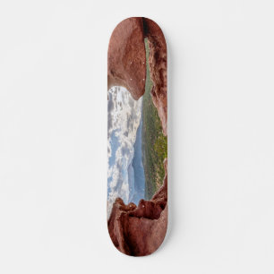 Skate Pikes Atingem Um Buraco De Rocha