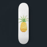 Skate Pineanás<br><div class="desc">Este skate feminino é decorado com um abacaxi desenhado à mão em tons de amarelo e verde. Porque nós criamos nosso próprio trabalho de arte você não encontrará essa imagem exata de outros designers. Original Watercolor © Michele Davies.</div>