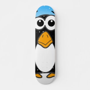 Skate Pinguim bonito na neve com céu azul