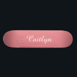 Skate Pink de Morango Claro Personalizável<br><div class="desc">Este design apresenta um texto branco personalizável com um fundo cor-de-rosa claro de morango.  Personalize com seu nome ou qualquer outro texto de sua escolha.</div>