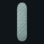 Skate Pista de avião retrô<br><div class="desc">Aperte o cinto de segurança. Este skate de padrão de avião retrô está pronto para decolar. A design apresenta linhas de aviões modernos vermelhos, reais, azuis e brancos, de meio século que sobrevoam um fundo azul de aço. Listras finas de laranja, verde limão e cinza, assim como linhas de pontos...</div>