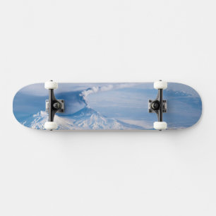 Skate Pluma Emanando Do Vulcão Kliuchevskoi.