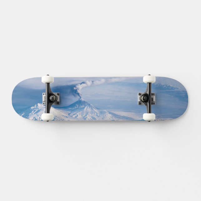 Skate Pluma Emanando Do Vulcão Kliuchevskoi. (Horz)