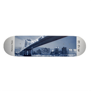 Skate Ponte e skyline de Manhattan na noite, NYC