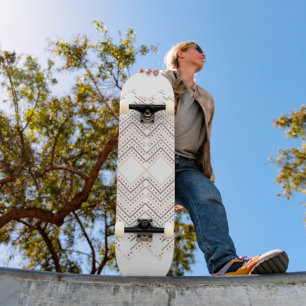 Skate Pontos vermelhos impressionantes em um fundo branc