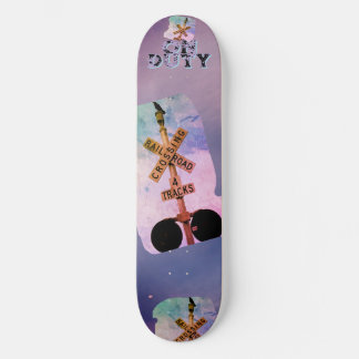 Skate Pôr do sol retrô no corvo ferroviário de plantão