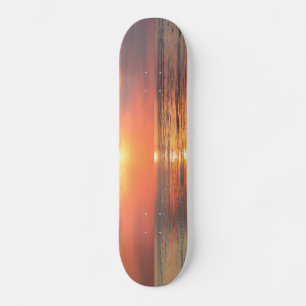 Skate pôr do sol sobre a água