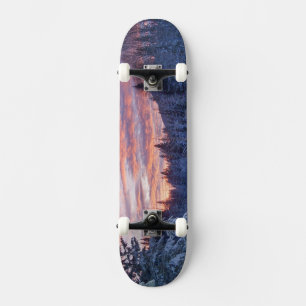 Skate Pôr do sol vívido pinta o céu acima de invernoso