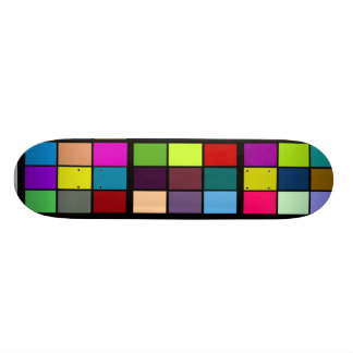 Skate preto da beira das cores