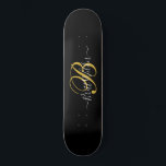 Skate Preto Dourado monograma<br><div class="desc">Um monograma de ouro na moda em skate preto em um nome de tipografia e inicial de script.</div>