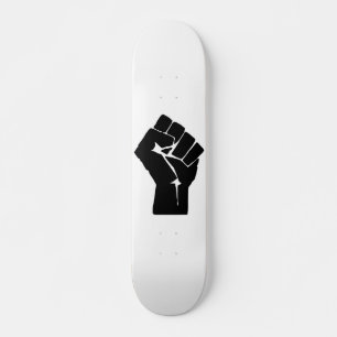 Skate Punho Negro Levantado - Protesto de Resistência