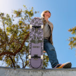 Skate Púrpura Personalizada, Bat de Cartoon de Cinza Car<br><div class="desc">Adicione um nome ou outro texto para criar seu próprio skate personalizado. Este conselho apresenta uma ilustração fofinha de um morcego contra um fundo cor roxa enfumaçado,  todos acentuados por um padrão de bolinhas e morcegos divertidos.</div>