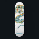 Skate Quadro de bordo do dragão Dourado azul personaliza<br><div class="desc">Quadro de skate de dragões de arte asiáticos arrojados personalizados com seu nome em um tipo de sans vermelho. Ouro azul escuro e preto.</div>