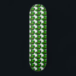 Skate Quadro de Discussão do Jogador de Gravação Verde<br><div class="desc">Este skate Houndstooth, jogador de recordes verdes, tem dois clássicos e os reúne. O meio século de arte moderno e minimalista apresenta um desenho animado repetido de um brilhante tocador de discos, verde e portátil. As imagens são lugares de tal forma que se forma um padrão de som kitschy. Quer...</div>