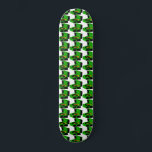 Skate Quadro de Discussão do Jogador de Gravação Verde<br><div class="desc">Este skate Houndstooth, jogador de recordes verdes, tem dois clássicos e os reúne. O meio século de arte moderno e minimalista apresenta um desenho animado repetido de um brilhante tocador de discos, verde e portátil. As imagens são lugares de tal forma que se forma um padrão de som kitschy. Quer...</div>
