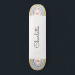 Skate Quadro personalizado do arco-íris<br><div class="desc">Um arco-íris branco personalizado estilo "boho", mostarda azul, rosada e giro, estilo "mostarda azul", em cada extremidade do skate, com um pequeno coração cor-de-rosa no meio.</div>