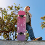 Skate Resistência e persistência do texto negrito cor-de<br><div class="desc">Mostre o seu compromisso com a luta contra o racismo, o sexismo, a homofobia e a intolerância; e inspire os outros a fazerem o mesmo com um skate Resistente & Persista com letras brancas ousadas num gradiente rosa a roxo. Para ver o design político Resiste e Persistir em outros itens,...</div>
