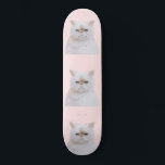Skate Retrato De Gato Branco Cinza-Rosa-Cor-De-Rosa-Rosa<br><div class="desc">Este design giro e fofinho é perfeito para o amante do gatinho. Ele apresenta um gatinho branco e liso, pintado à mão, do Himalaia, com olhos azuis brilhantes sobre um simples fundo rosado. É um design moderno, adorável, artístico, e moderno animal. ***NOTA DE DESIGN IMPORTANTE: Para qualquer solicitação de design...</div>